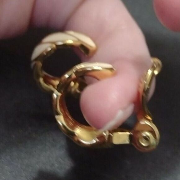 Vintage gold tone Monet clip on earrings - Picture 3 of 11